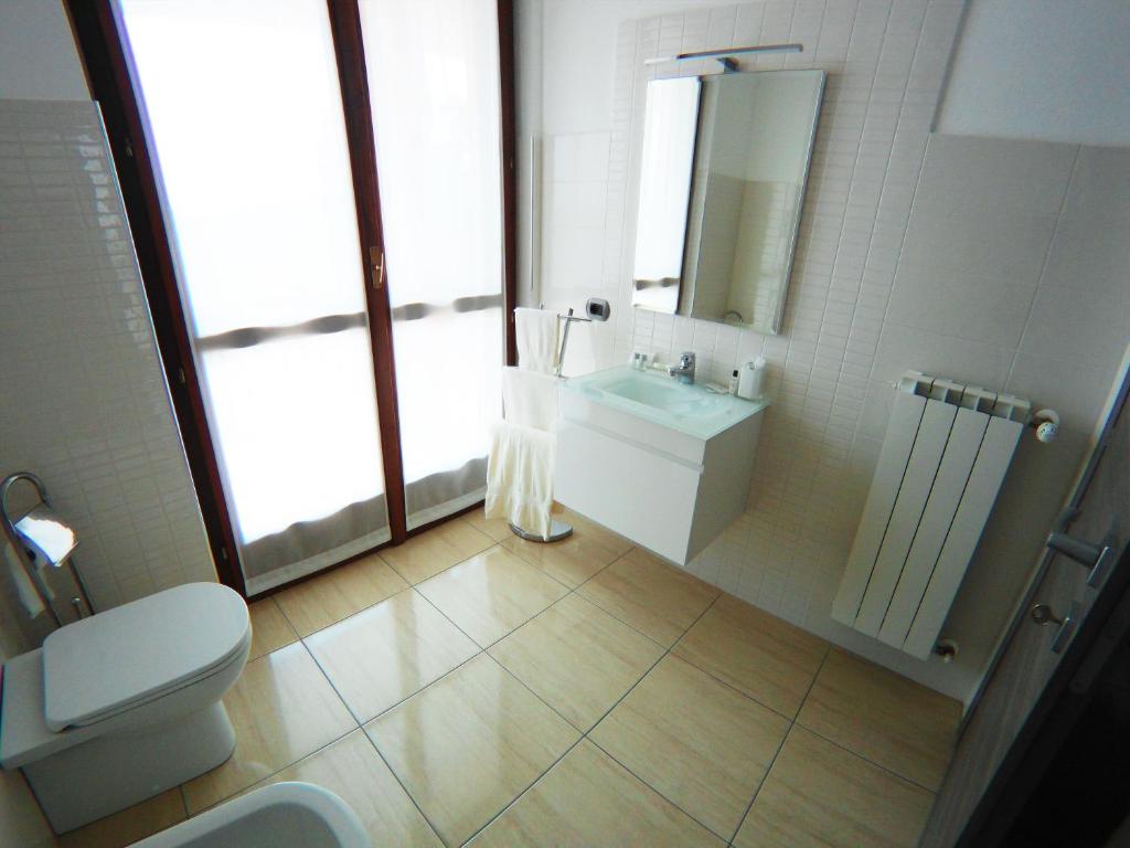 A bathroom at La Tarantola