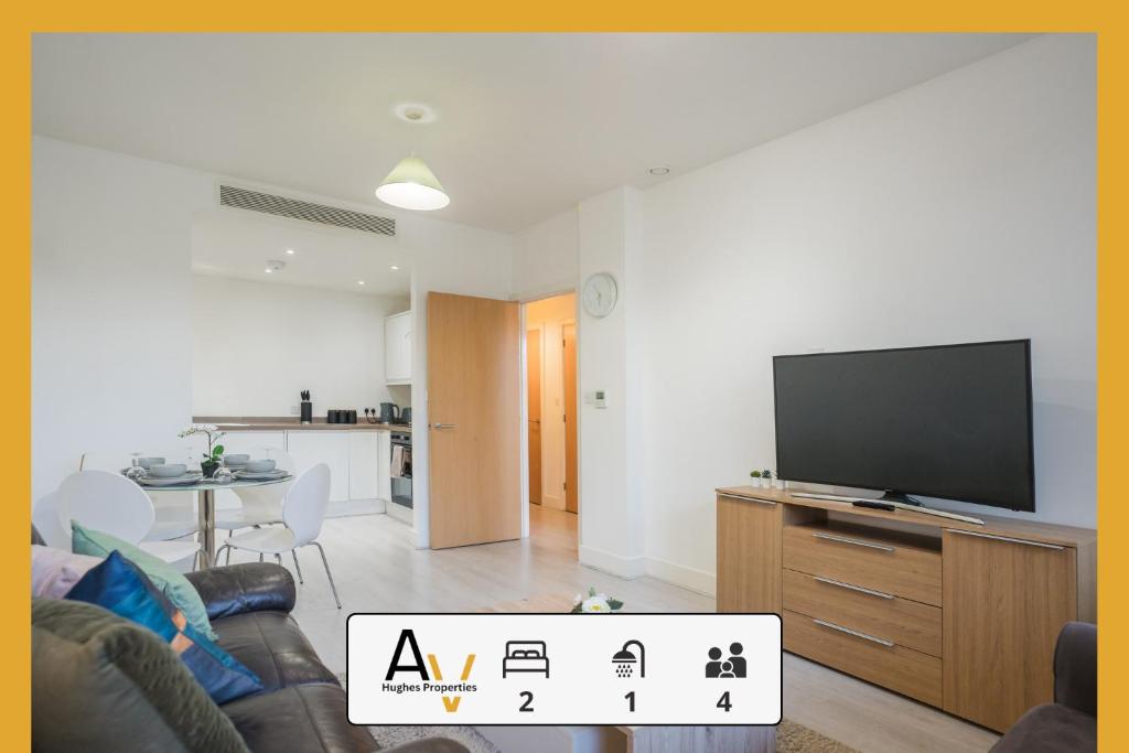 Μια τηλεόραση ή/και κέντρο ψυχαγωγίας στο Executive Two-Bedroom Apartment - Fast Wi-Fi, 7 Mins from Station, Ideal for Business & Relocation By AV Hughes Properties