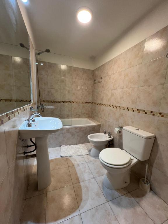 Amplio departamento renovado en el centro de la ciudad في إل كالافاتي: حمام مع مرحاض ومغسلة وحوض استحمام