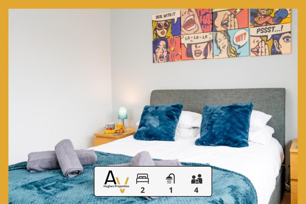 Ένα ή περισσότερα κρεβάτια σε δωμάτιο στο Stylish Two-Bedroom House - Driveway, Garden, Great for Business & Leisure By AV Hughes Properties