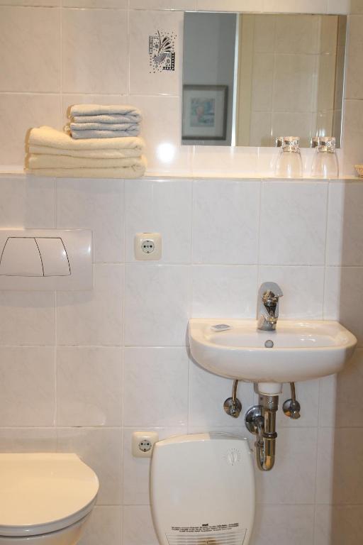 Een badkamer bij Romantic-Pension Albrecht - since 1901