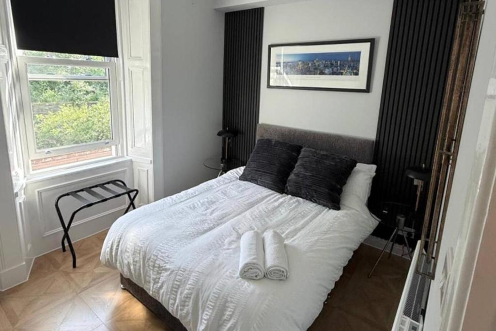 En eller flere senge i et værelse på Cosy Perth Apartment - City Comforts