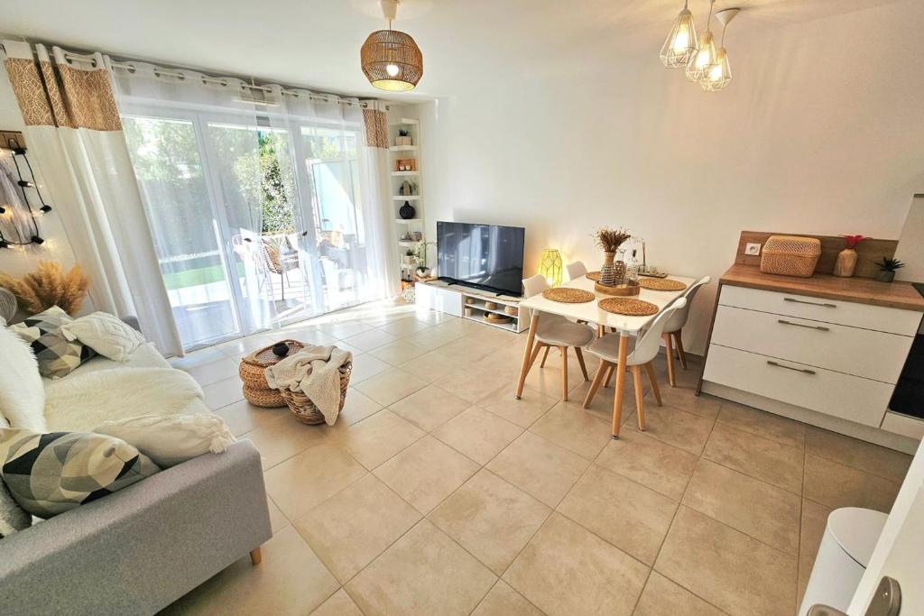 TV/trung tâm giải trí tại Bright apartment in Puget-sur-Argens