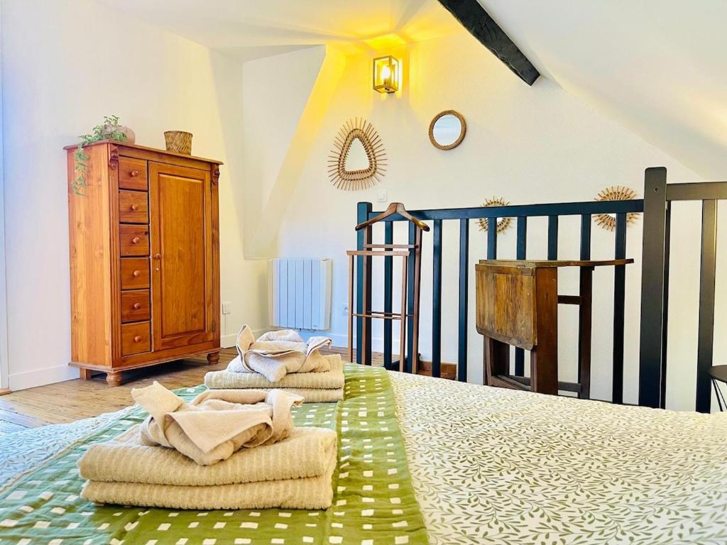 Ένα ή περισσότερα κρεβάτια σε δωμάτιο στο La Petite Maison Solognote, au pied du Château