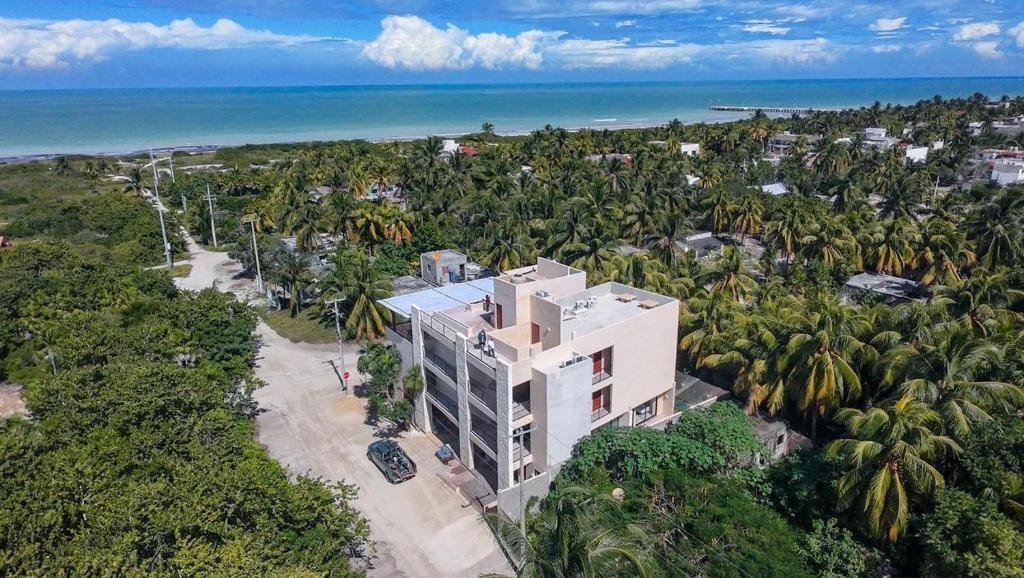 una vista aérea de un edificio frente al océano en Luumbal El Cuyo, en El Cuyo
