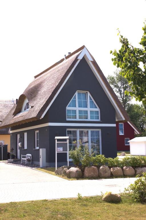 a blue house with a gambrel roof at Seestern in Neuenkirchen auf Rugen