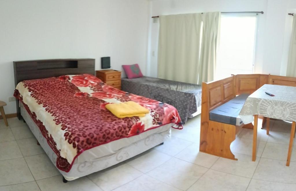 Un dormitorio con una cama, un sofá y una mesa. en Apartamento Monte Grande Centro, en Monte Grande