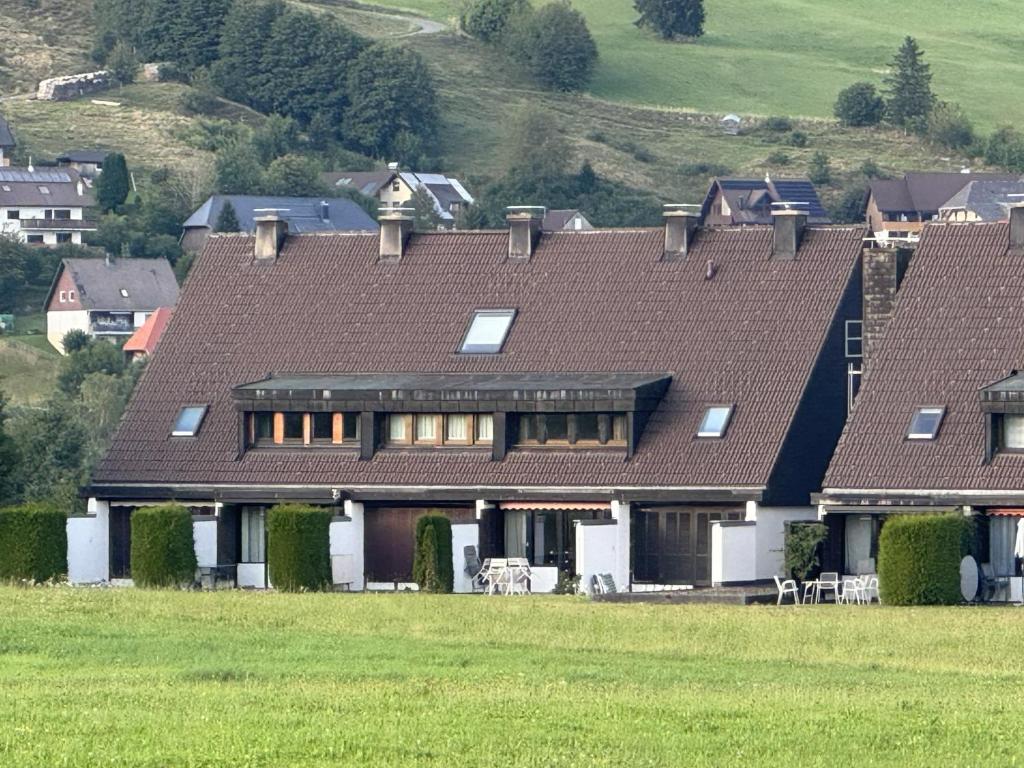 een groot huis met een groot dak op een groen veld bij Ferienhaus Hochtal in Altenrond
