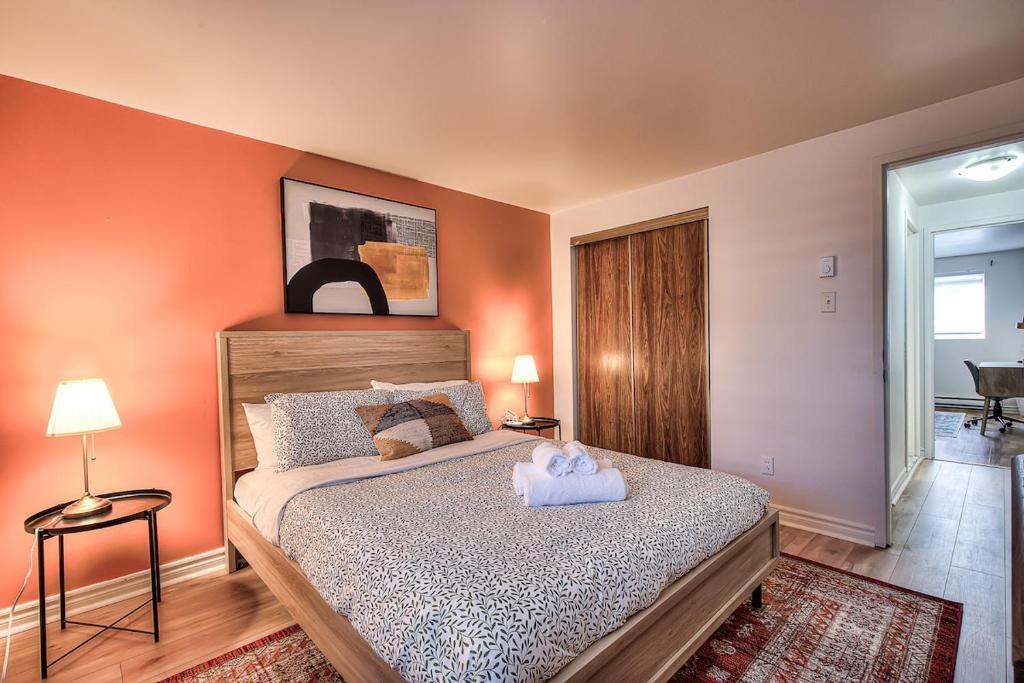 Ένα ή περισσότερα κρεβάτια σε δωμάτιο στο Lovely & Spacious 2BR in MTL! Free 2 Parking Spots