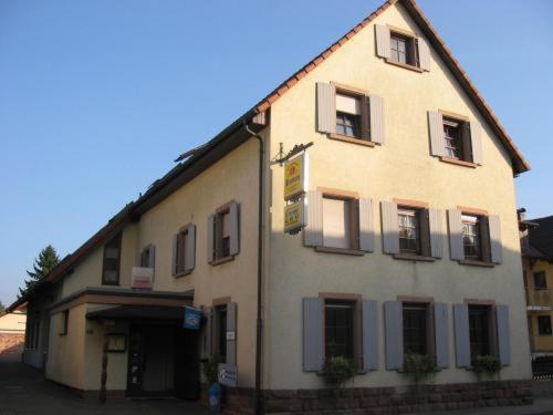 ein großes weißes Gebäude mit Avenue-Etage in der Unterkunft Hotel Krone Kappel in Kappel-Grafenhausen