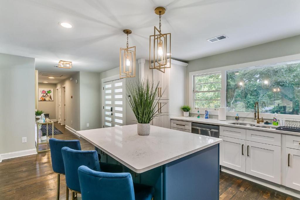 Nhà bếp/bếp nhỏ tại Designer 5 Bedroom with Backyard Downtown ATL