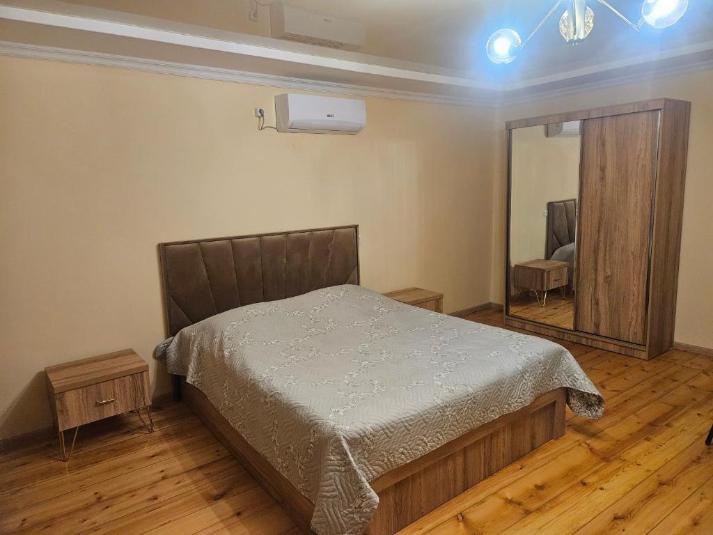 Ένα ή περισσότερα κρεβάτια σε δωμάτιο στο Broliskedi inn