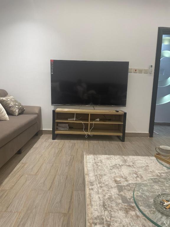 Una televisión o centro de entretenimiento en The apartment is two complete rooms