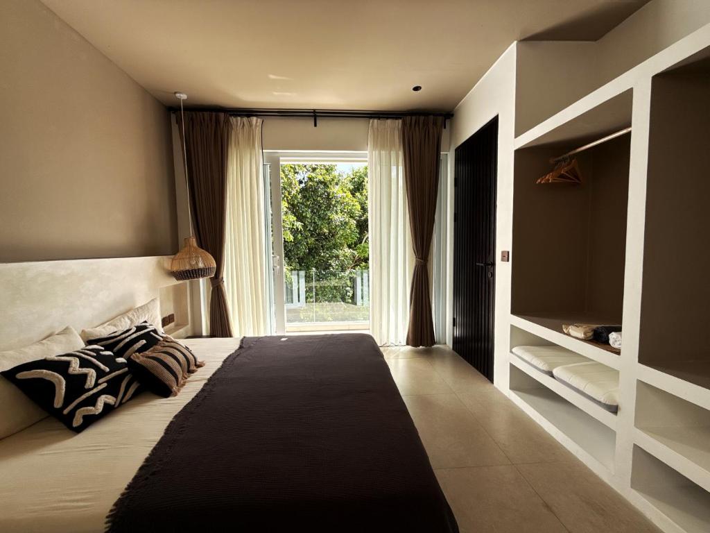 En eller flere senge i et værelse på Aron Villa by Aura - Designer Villa Pool & Green Views in Balangan