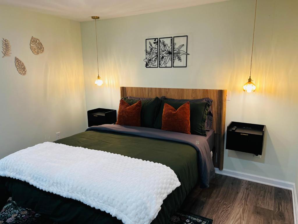ein Schlafzimmer mit einem Bett und zwei Nachttischen in der Unterkunft Modern Decatur Apt B near Emory, Midtown, Downtown in Decatur