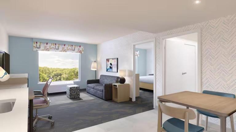 sala de estar con sofá y mesa en una habitación en Home 2 Suites, en Hernando