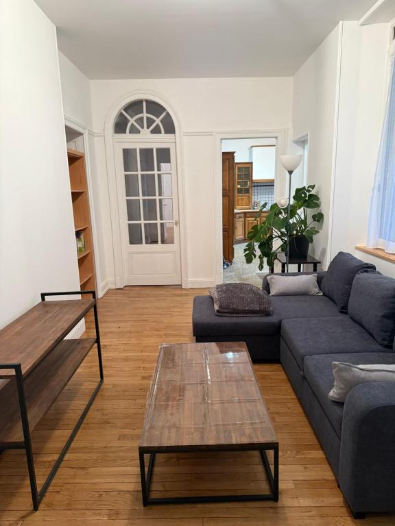 un soggiorno con un divano e un tavolino da caffè di Namasté 1 a Étain