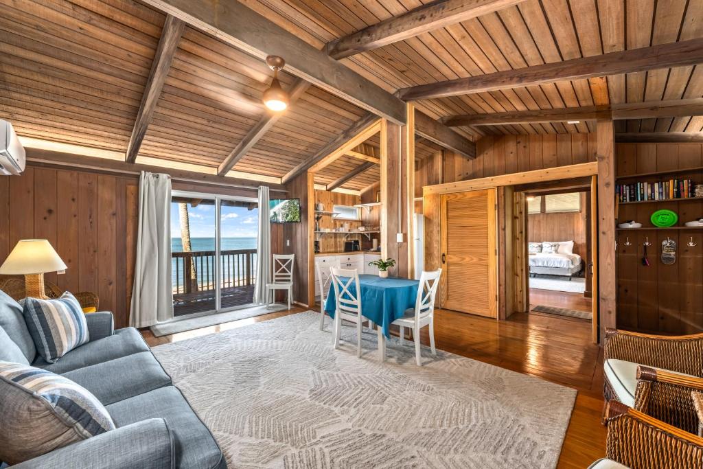 un soggiorno con un divano e un tavolo di Beach Front Escape with Private Deck & Beach Access, Pet Friendly a Manasota Beach