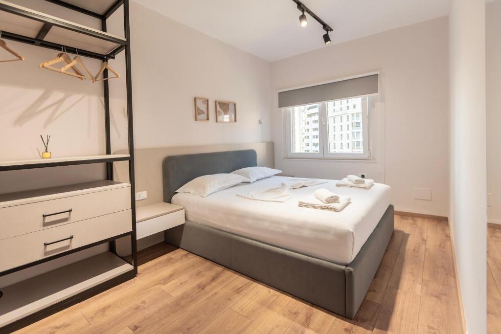 ティラナにある2BR at Artist's Palace - Skanderbeg Square Viewsの大きなベッドと窓のある寝室