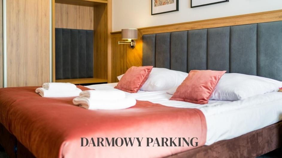 Un pat sau paturi într-o cameră la Leśny Dwór Karpacz Piekarnia Mio Padre Restauracja Mamma Mia