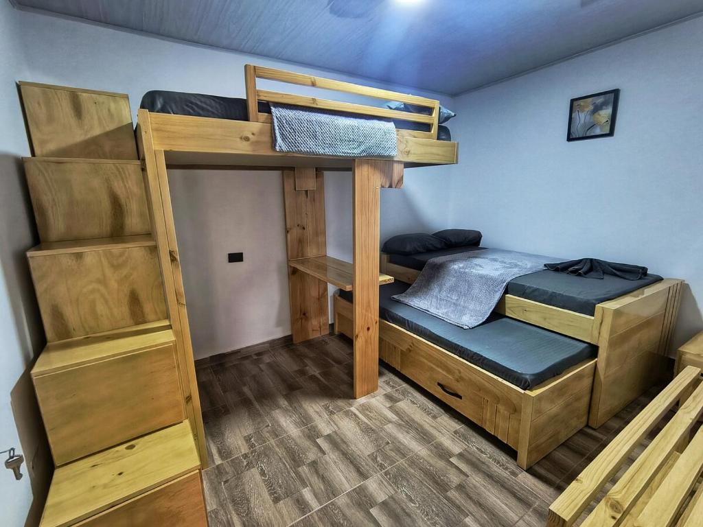 Casa Aluna في Ríoverde: غرفة نوم بها سريرين بطابقين في الغرفة