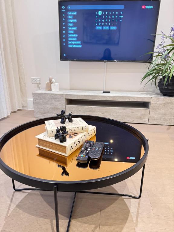 Una televisión o centro de entretenimiento en Reading Luxe Flexi-Stay- 2 to 4 Bedroom Home Suitable For Groups and Contractors