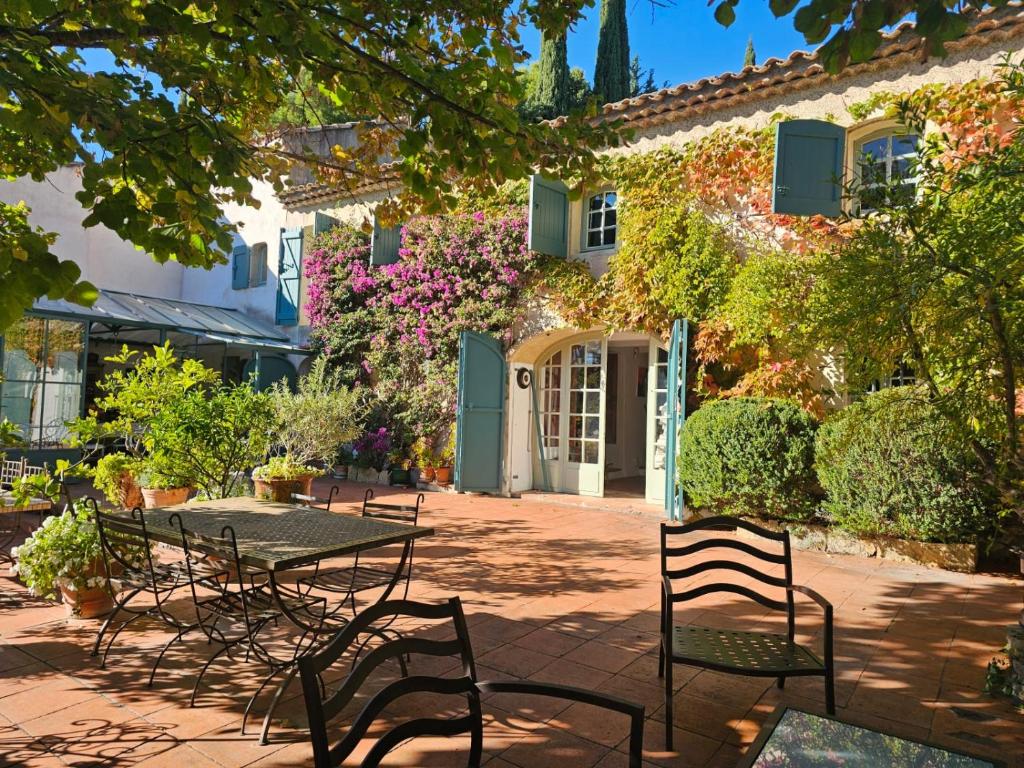 Κήπος έξω από το Villa & piscine, Calme Absolu, Jardin Spacieux