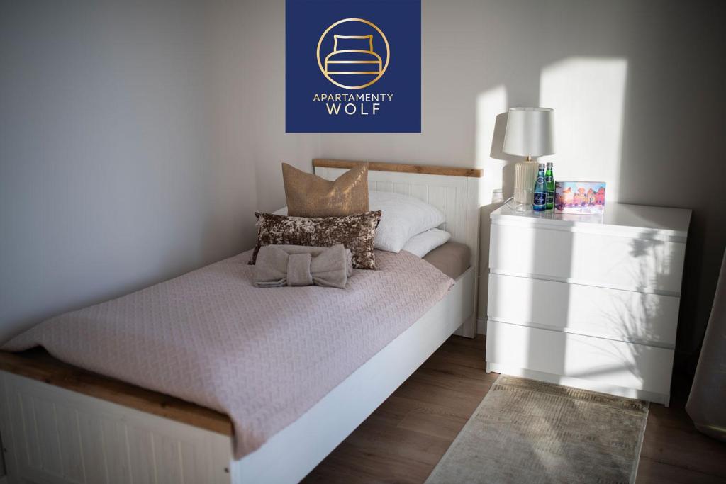 una piccola camera con letto e cassettiera bianca di Apartament Kaszmirowy a Grudziądz