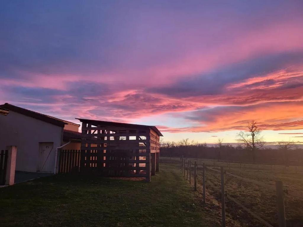 Η ανατολή ή δύση του ηλίου όπως φαίνεται από αυτή η παραθεριστική κατοικία ή από εκεί κοντά