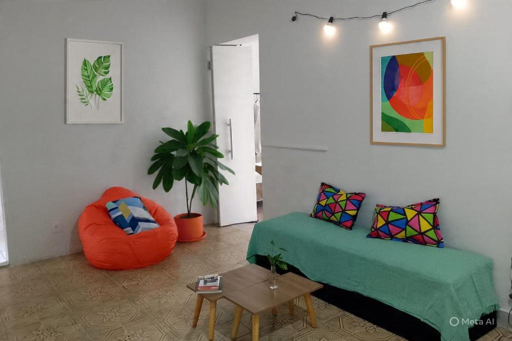 a living room with a couch and a table at Hospedaje en lapa in Rio de Janeiro