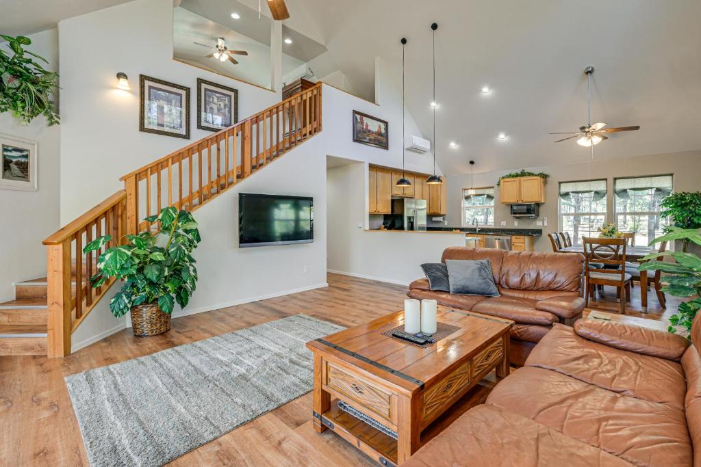 Happy JackPet-Friendly Blue Ridge Cabin Wraparound Deck!的客厅里有一张沙发和一张桌子。