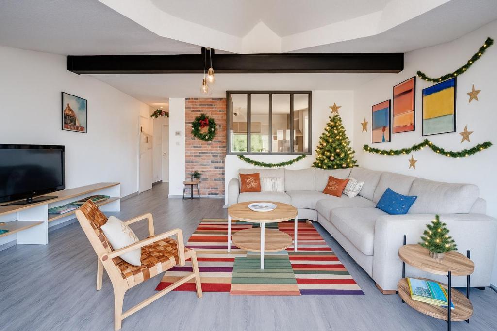 TV a/nebo společenská místnost v ubytování L'Instant de Rêve- Terrasse,Piscine et double Parking