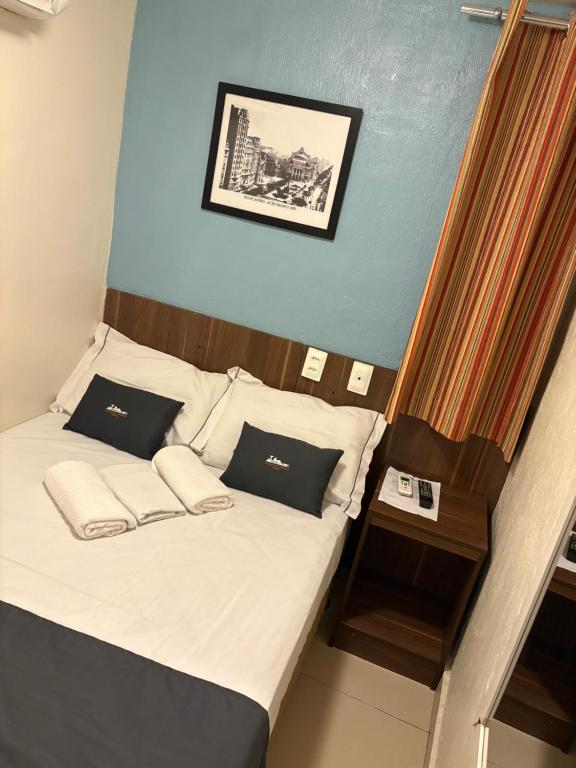 1 cama pequeña con 2 almohadas en una habitación en Downtown Santana Hotel, en Río de Janeiro