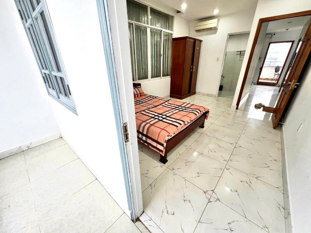 a bedroom with a bed in a room at 59 Nguyễn Hiền Phòng ban công có một giường in Vung Tau