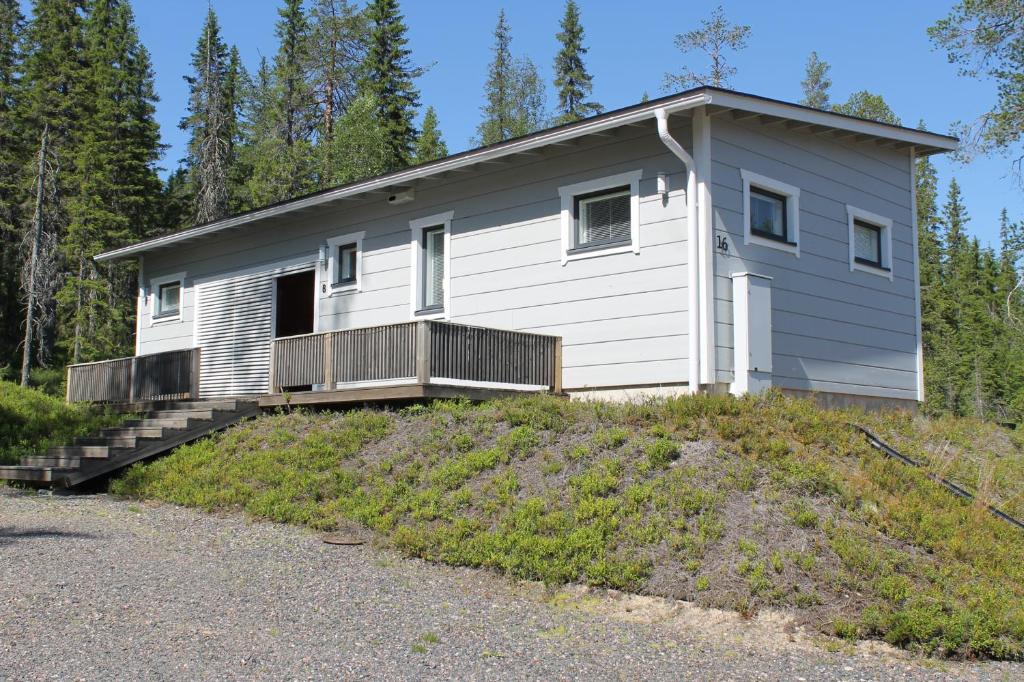 a house on top of a hill in the woods at Tellervo in Syöte