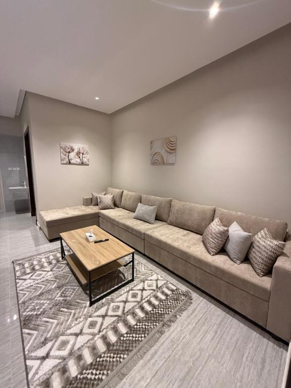 哈费尔巴廷شقة Vip عائلية وصول ذاتي的客厅里有一张沙发和一张咖啡桌。