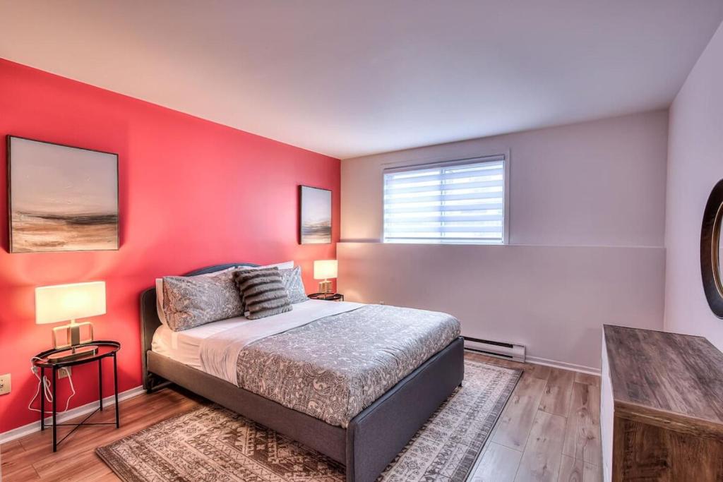 Ένα ή περισσότερα κρεβάτια σε δωμάτιο στο Family Friendly 2BR upto 6 guests! With parking!