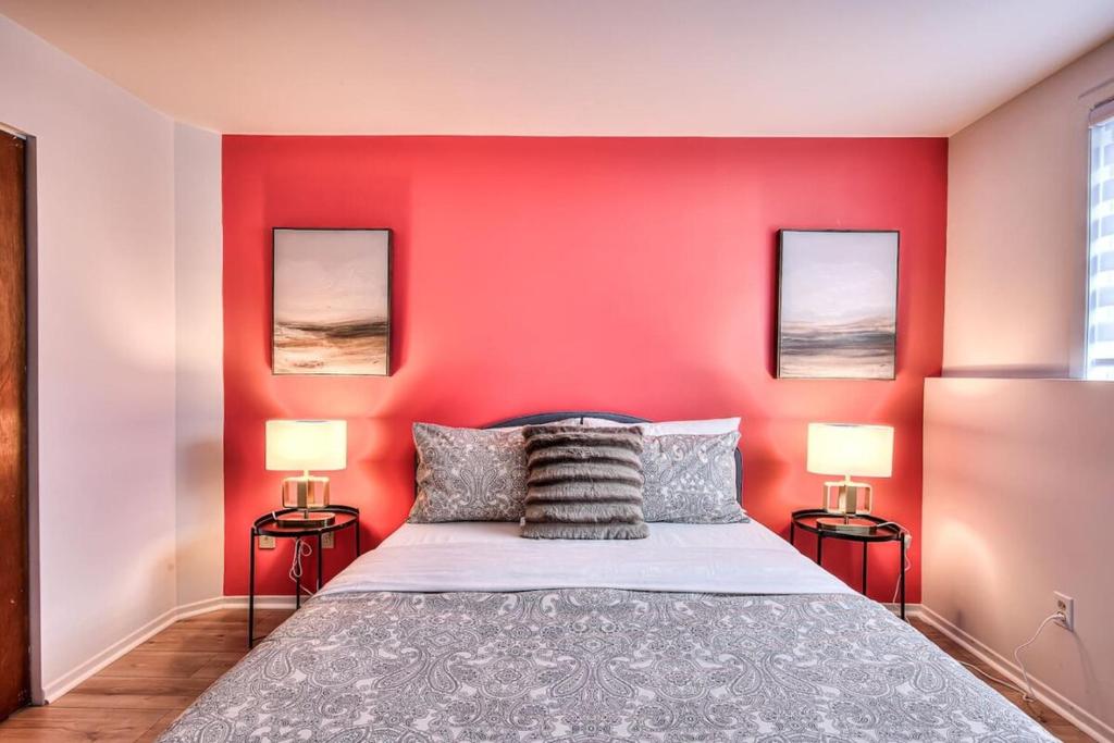 Postel nebo postele na pokoji v ubytování Free Parking! Family & Travel Comforts! Montreal & Downtown Adventures!