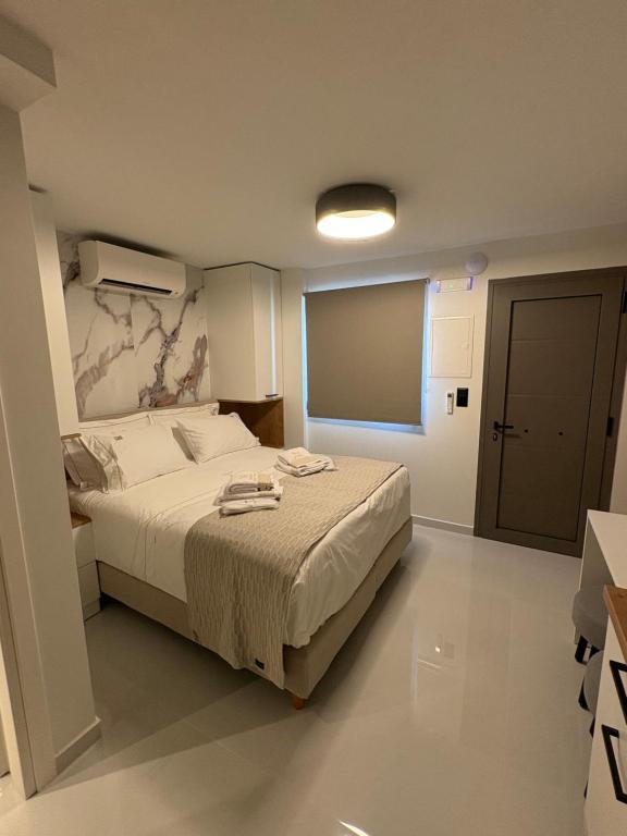 Ένα ή περισσότερα κρεβάτια σε δωμάτιο στο NOBBY SKIATHOS LUXURY APARTMENTs