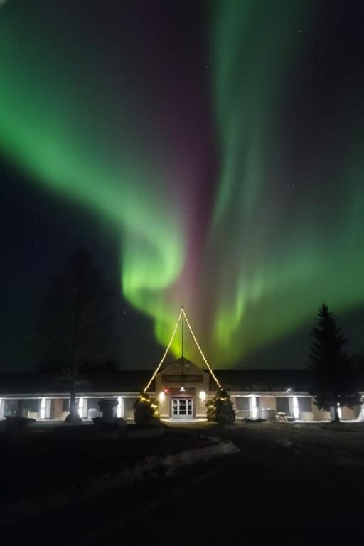 a house with the aurora in the sky at Tervolahovi Lappland in Tervola