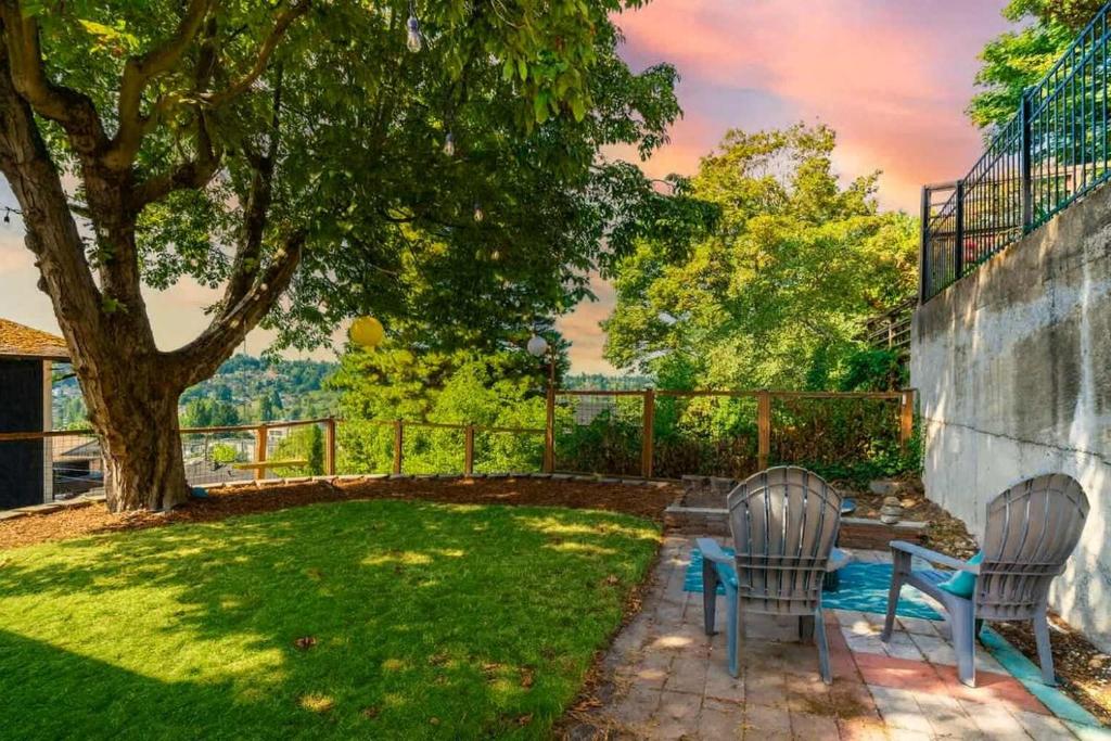Afbeelding uit fotogalerij van Fremont Bungalow with Backyard View Seattle in Seattle