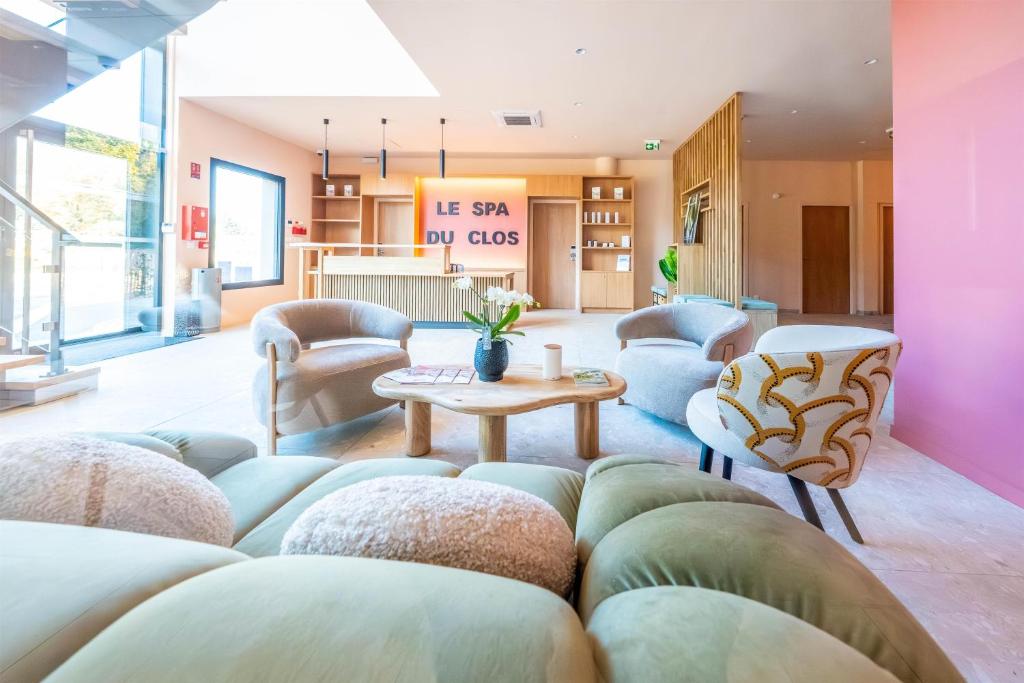 Ein Sitzbereich in der Unterkunft Best Western Plus Clos Syrah