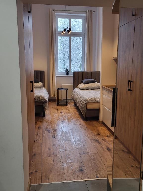 Postel nebo postele na pokoji v ubytování AS ELITE Apartament -Studio Centrum parking