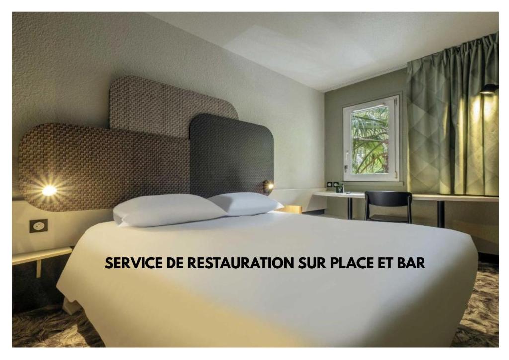 una camera da letto con un grande letto bianco con un cartello che recita service de restitution gut di B&B HOTEL Niort Sud Venise Verte a Niort