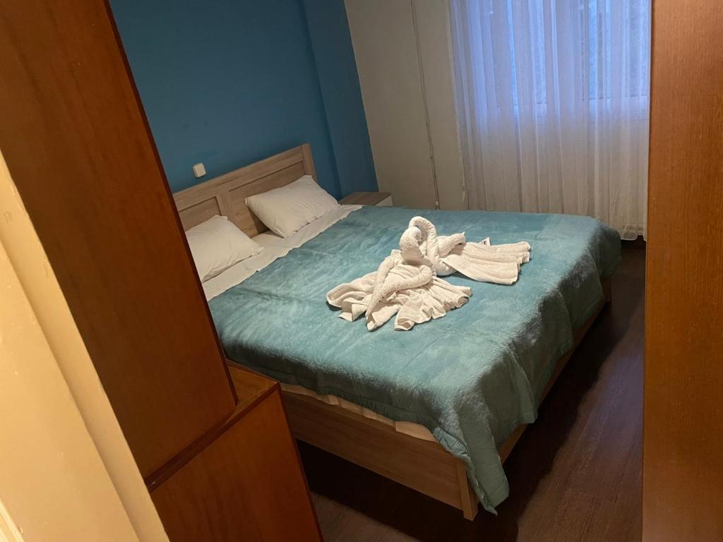 una camera da letto con un letto con asciugamani sopra di kb apartment Drama a Drama