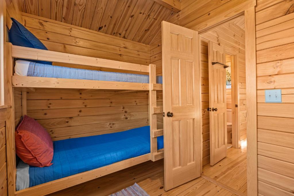 En eller flere senge i et værelse på Fruita Monument RV Park