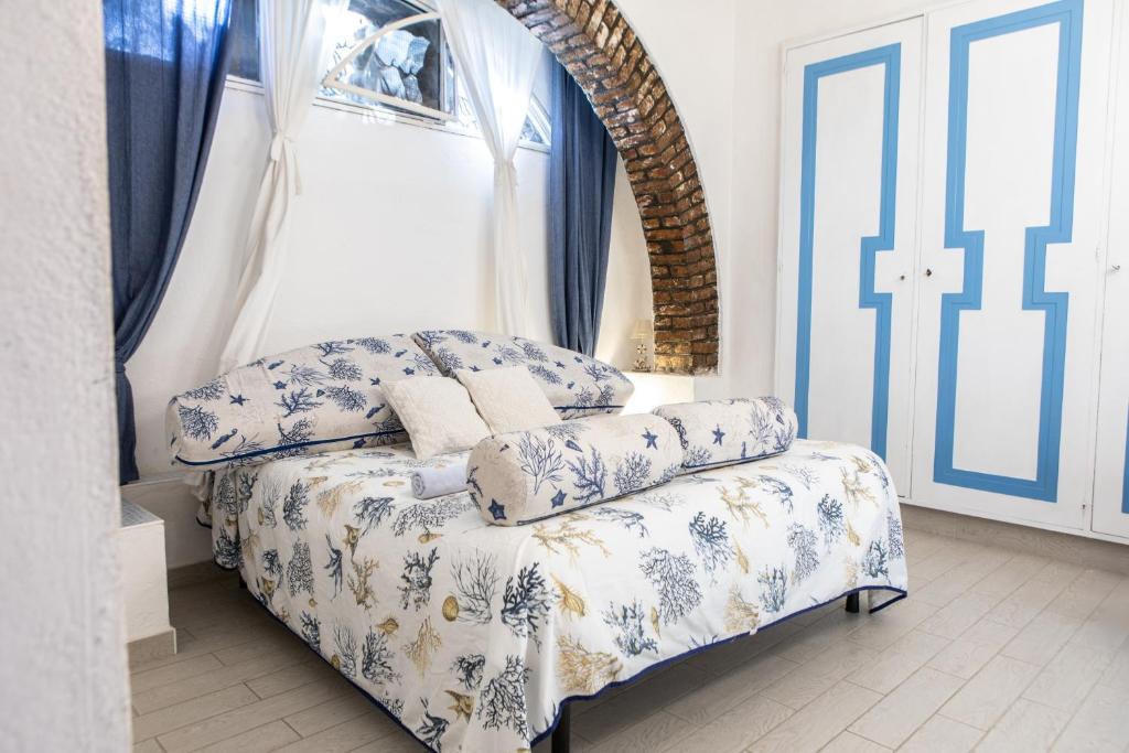 een slaapkamer met een bed met kussens erop bij Villa Daniela Vista Mare - 70metri dalla Spiaggia - WiFi - Free Parking in Terracina