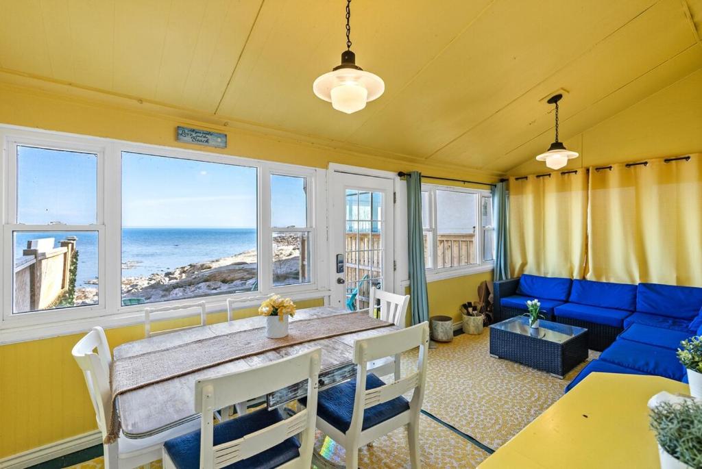 een eetkamer met een tafel en uitzicht op de oceaan bij Crystal Beach Stunning Waterfront Stay with Fire Pit in Fort Erie