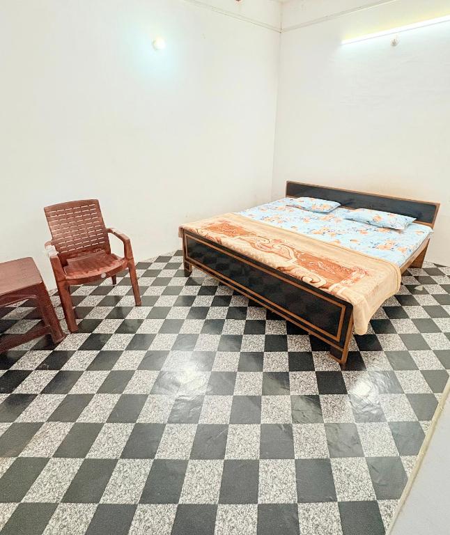 En eller flere senge i et værelse på Krishna Homes