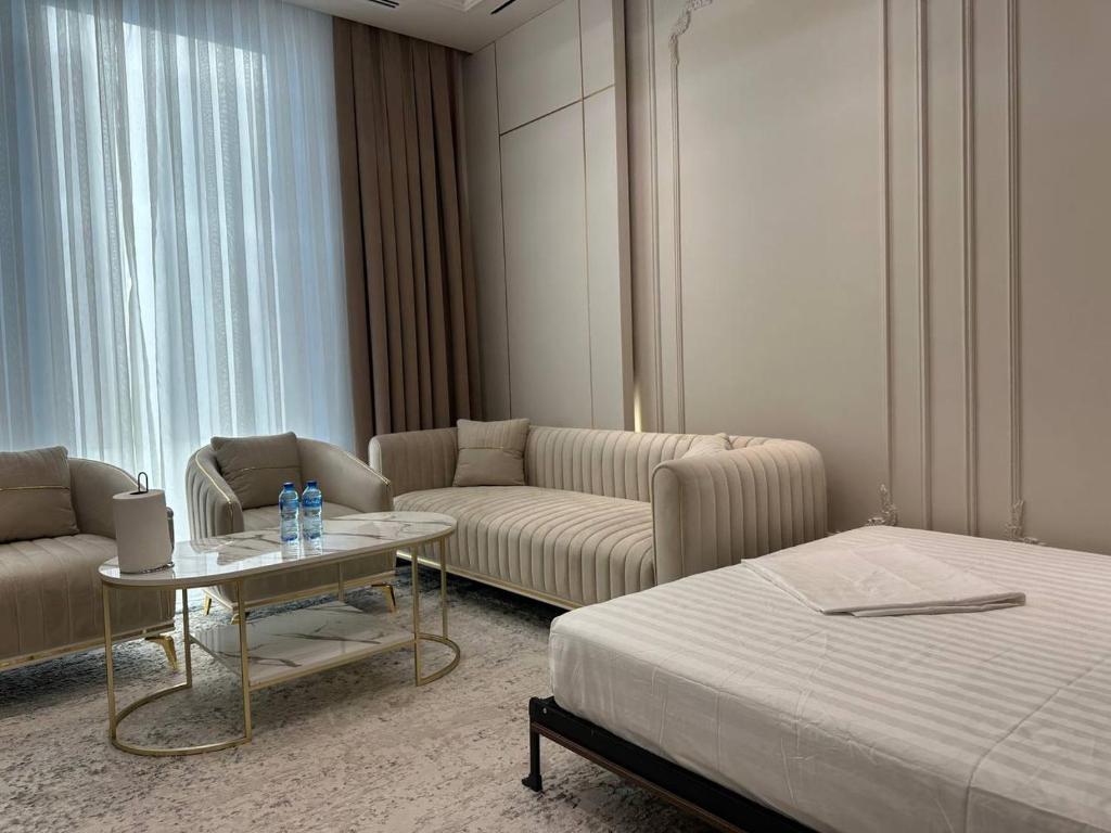una camera d'albergo con un letto e un divano di NestOne - Apartment hotels a Tashkent